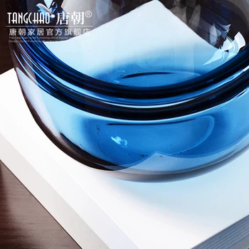 Mėlyna skaidraus stiklo vaza sėdi kambaryje studijų vaza Stalviršio, vazos, Namų apdailos kambarį apdaila