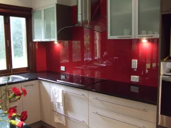 Šiuolaikinės virtuvės spintelės su raudonos virtuvės backsplash